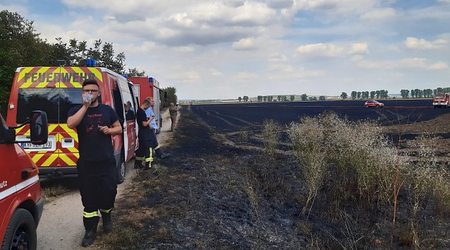 Bild: Ersch&ouml;pfte Einsatzkr&auml;fte nach getaner Arbeit
