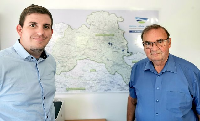 Bild: Gesch&auml;ftsf&uuml;hrer Kai-Michael Urspruch 8l.), Verbandsvorsteher Joachim Le&szlig;ner