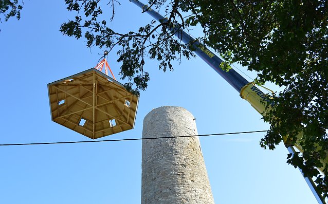 Bild: Burgturm in Strau&szlig;berg bekommt neues Dach