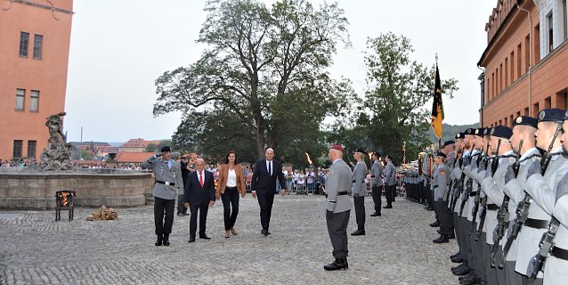 Bild: Letzte Vereidigung von Rekruten im Schlosshof Sondershausen: v.l. Oberstleutnant Daniel Faul, Manfred Grund, Landr&auml;tin Antje Hochwind-Schneider, B&uuml;rgermeister Steffen Grimm