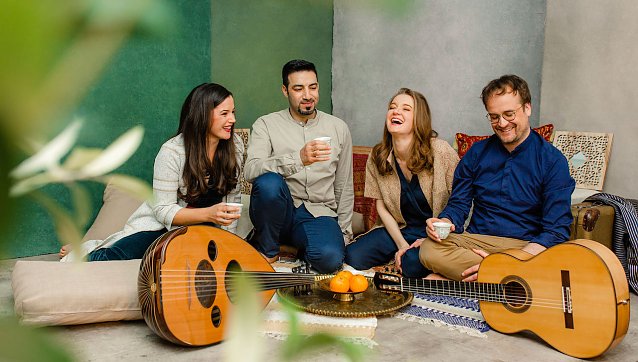 Bild: Anna Moritz, Inga Philipp, Gesang Martin Steuber, Gitarre Basel Alkatrib, Oud 