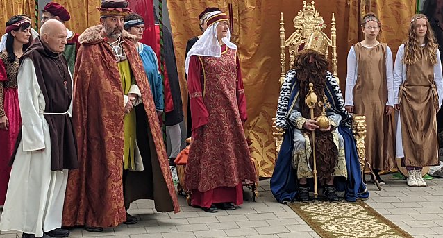 Bild: "Audienz" beim Kaiser Barbarossa  mit Laienspielern in originalgetreuen Kost&uuml;men (Archiv)