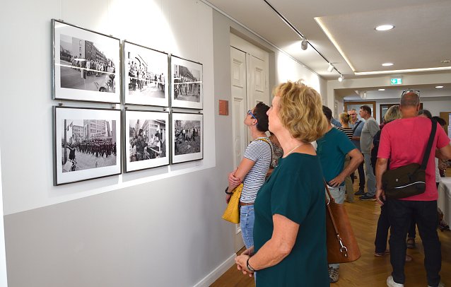 Bild: Die Bilder von Henry Bies versetzen die Besucher in eine l&auml;ngst vergessen geglaubte Zeit Sondershausens. 