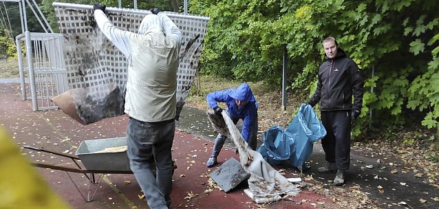 Bild: Sportplatz im Borntal wurde durch viele flei&szlig;ige H&auml;nde vom Unrat befreit