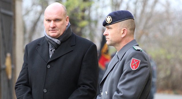 Bild: (Archiv) v.l.n.r. B&uuml;rgermeister Steffen Grimm und Oberstleutnant Faul bei der Vereidigung von neuen Rekruten auf dem Gel&auml;nde des Sondersh&auml;user Schlosses im Oktober 2021