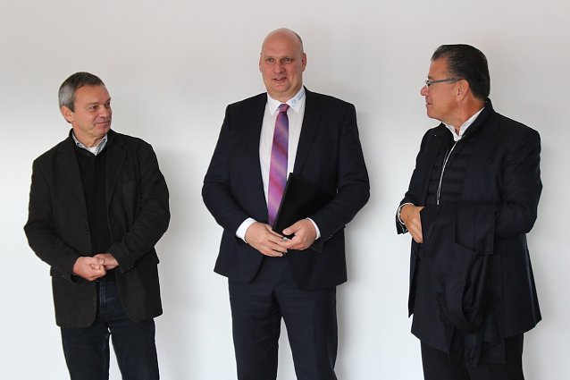 Bild: (Mitte) B&uuml;rgermeister Steffen Grimm; (li.) Nils-Albrecht Metzler vom Th&uuml;ringisches Landesamt f&uuml;r Denkmalpflege und Arch&auml;ologie in Erfurt und (re.) Investor Stefan Hofmann.