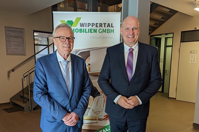 Bild: B&uuml;rgermeister Steffen Grimm (re.) dankte Eckhard Wehmeier (li.) f&uuml;r die gute Zusammenarbeit zwischen der Stadt Sondershausen und der Wippertal Wohnungsbau- und Grundst&uuml;cksgesellschaft