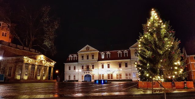 Bild: Weihnachtlich geschm&uuml;ckter Marktplatz in Sondershausen