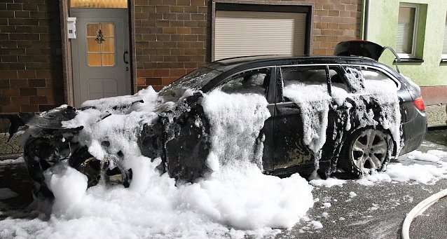 Bild: Ein BMW brannte in Bad Frankenhausen aus