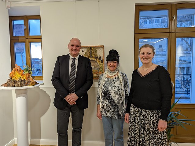 Bild: B&uuml;rgermeister Steffen Grimm (li.) und Schlossmuseumsleiterin Dr. Carolin Sch&auml;fer (re.) begr&uuml;&szlig;ten die K&uuml;nstlerin Tura Jursa (Mitte), deren Werke bis Juli im Sondersh&auml;user Rathaus zu sehen sind