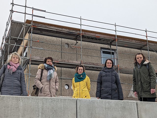 Bild: Mareen Biedermann (rechts) und Jaqueline Lange (links) zeigten Kitaleiterin Jana Bauer (Mitte), ihrer Stellvertreterin Anett Pils (2.v.re.) und der Elternbeiratsvorsitzenden Sophia Schurak die geplanten Au&szlig;enanlagen der Innenstadtkita.