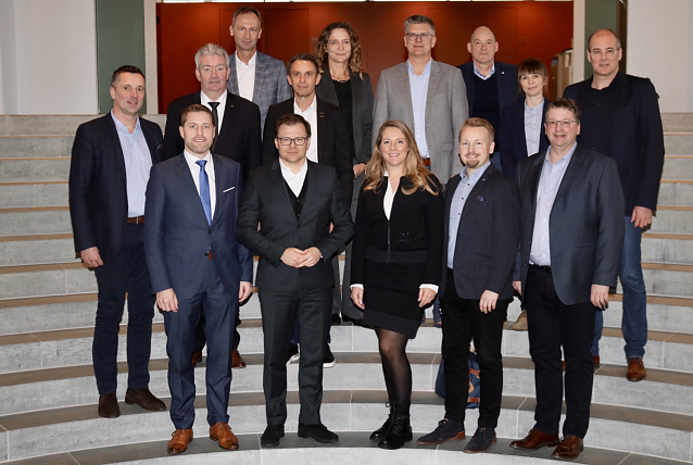 Bild: NUV-Delegation im Bundeskanzleramt (v.l.): Niels Neu, Christian Hotze, Michael Seifert, Sven D&ouml;rmann, MdB Carsten Schneider, Alf Grabinsky, Jana Z&ouml;ller, Carina Schmidt-Pf&ouml;rtner, Andr&eacute; Materlik, Marcel K&uuml;bler, Andreas Triftsh&auml;user, Claudia Rheinl&auml;nder, Thomas Seeber, Landrat Matthias Jendricke