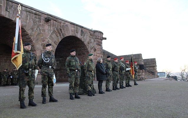 Bild: Auf dem Kyffh&auml;userdenkmal wurde das Einsatzfahnenband an milit&auml;rische Verb&auml;nde &uuml;bergeben