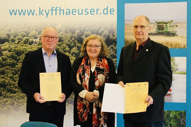 Bild: (links) Dipl.Ing. Lutz Pfeil aus Kleinfurra und Dipl. Ing. Joachim M&auml;der aus Sondershausen (rechts) wurden von der Vizepr&auml;sidentin des Th&uuml;ringer Landtages, Dorothea Marx (SPD) mit dem Th&uuml;ringer Ehrenamtszertifikat geehrt