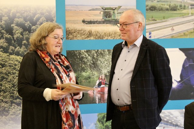 Bild: Dipl.Ing. Lutz Pfeil aus Kleinfurra (rechts) wurde von der Vizepr&auml;sidentin des Th&uuml;ringer Landtages, Dorothea Marx (SPD) mit dem Th&uuml;ringer Ehrenamtszertifikat geehrt
