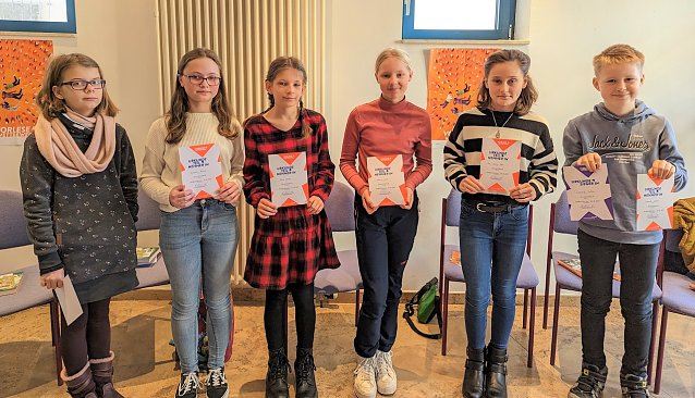 Bild: Die Teilnehmer des 64. Vorlesewettbewerb in der Stadtbibliothek in Sondershausen: Mia M&uuml;ller, Susanne Br&ouml;ker, Alines Verges, Helena K&uuml;hn, Mia Sophie Jahn und Lennard Detzer.
