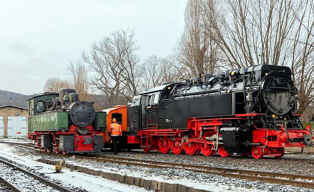 Bild: R&uuml;ckkehr und Abreise: Nachdem die Brockenlok 99 7232 (rechts) am fr&uuml;hen Morgen gerade wieder auf Harzer Gleisen stand, trat anschlie&szlig;end die Mallet-Dampflok 99 5902 (links) die Reise ins Dampflokwerk Meiningen an