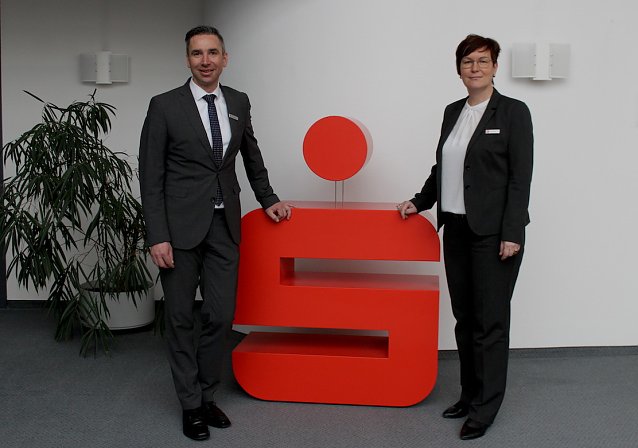 Bild: v.l. Ren&eacute; Leipnitz Vorstandsvorsitzender der Kyffh&auml;usersparkasse; Sindy Ritzke Vorstandsmitglied