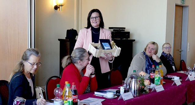 Bild: Landr&auml;tin Antje Hochwind-Schneider (Mitte) beim Pflegenetzwerktreffen in der Kyffh&auml;user Kaserne