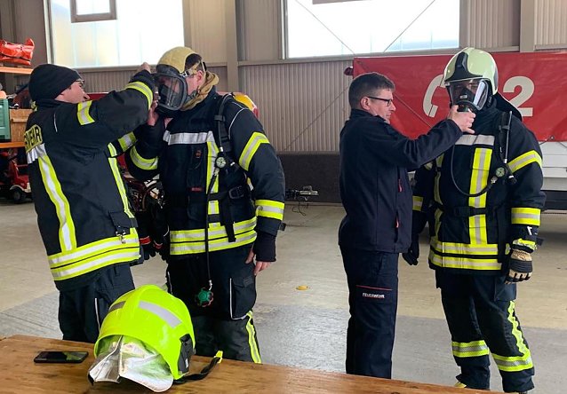Bild: Feuerwehr&uuml;bung am Brandcontainer in Greu&szlig;en