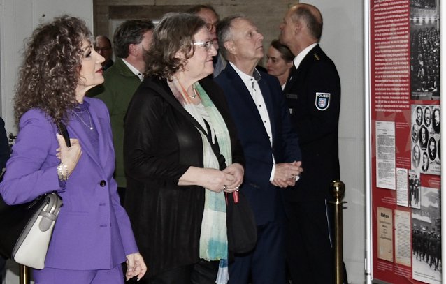 Bild: Ausstellungser&ouml;ffnung "Polizei in der Weimarer Republik" - v.l. Th&uuml;ringer Landtagspr&auml;sidentin Birgit Pommer (Die Linke) und Vizepr&auml;sidentin Dorothea Marx (SPD)