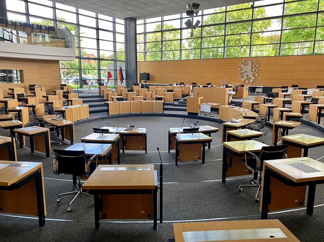 Bild: Hier wird die Auseinandersetzung um fehlerhaft vergebene Beamtenstellen weiter gef&uuml;hrt: Plenarsaal im Erfurter Landtag