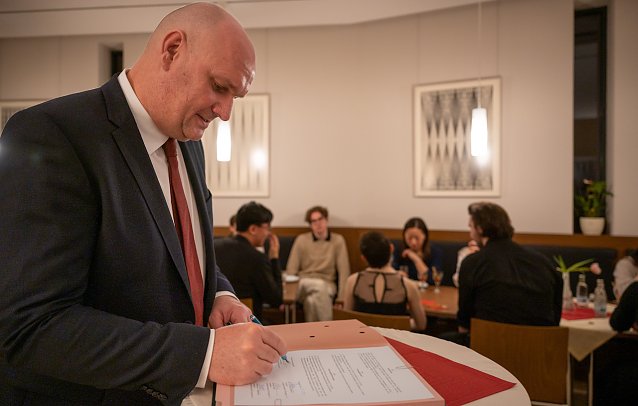 Bild: Der B&uuml;rgermeister der Stadt Sondershausen, Steffen Grimm, unterschreibt den Vertrag zur Weiterf&uuml;hrung des  Internationalen Sondersh&auml;user Meisterkurses