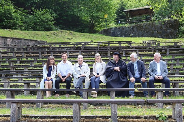 Bild: Heute haben sich B&uuml;rgermeister Peter Kohl, Mario und Christiane Jantosch vom AndersWeltTheater, Claudia Hacker Sachgebietsleiterin Tourismus Gemeinde S&uuml;dharz, Uwe Gajowski vom Landkreis Mansfeld-S&uuml;dharz und Claudia Illiger aus dem Projektb&uuml;ro Bauernkriegsgedenken an der Waldb&uuml;hne Stolberg zusammengefunden.