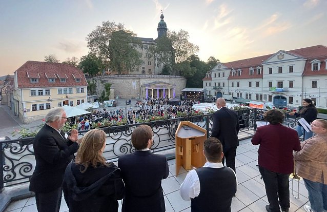 Bild: B&uuml;rgermeister der Stadt Sondershausen, Steffen Grimm,  er&ouml;ffnete das Fest vom Balkon des Sondersh&auml;user Rathauses