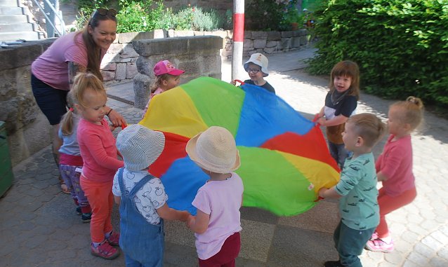 Bild: Kindertag in der Kindervilla in Bad Frankenhausen. Viel Spa&szlig; hatten die Kinder mit dem bunten Schwungtuch