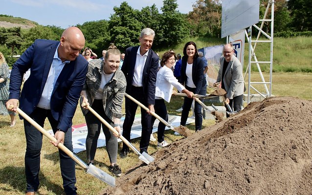 Bild: v.l.n.r. Sondersh&auml;user B&uuml;rgermeister Steffen Grimm; Sch&uuml;lerin der SBZ; Th&uuml;ringer Minister f&uuml;r Bildung, Jugend und Sport, Helmut Holter (Die Linke); Schulleiterin der SBZ Frau Lederer; Landr&auml;tin des Kyffh&auml;userkreises Frau Antje Hochwind-Schneider (SPD); Projektleiter "HKS Architekten" Herr H&ouml;ellering