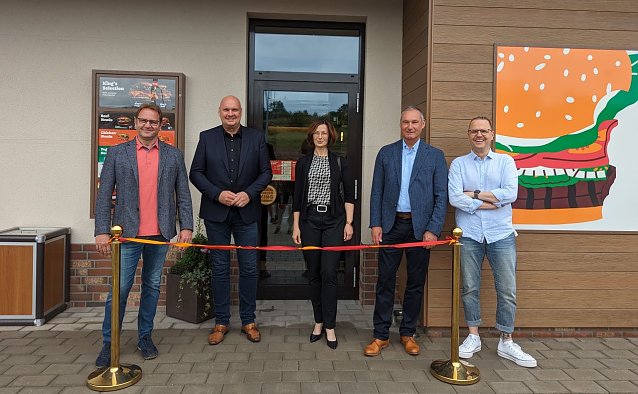 Bild: v.l.n.r. Bauherr Sven Schubert, B&uuml;rgermeister Steffen Grimm, Silke Hambrock von der Kyffh&auml;usersparkasse, Betreiber Bernd Leinemann sowie Projektentwickler Tobias Schneegans 