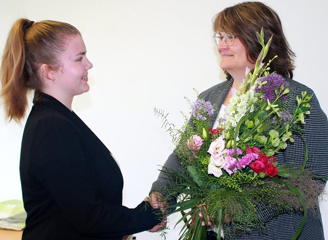 Bild: Gesch&auml;ftsf&uuml;hrerin der Stadtwerke Sondershausen Anja Lemke begr&uuml;&szlig;t die Auszubildene Judy Rasch