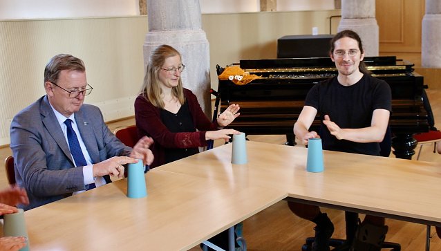 Bild: Ministerpr&auml;sident Bodo Ramelow (Die Linke) besuchte die Landesmusikakademie in Sondershausen und beteiligte sich an einen kleinen Percussionsworkshop. Foto re. Musikdozent Karlson Wagner