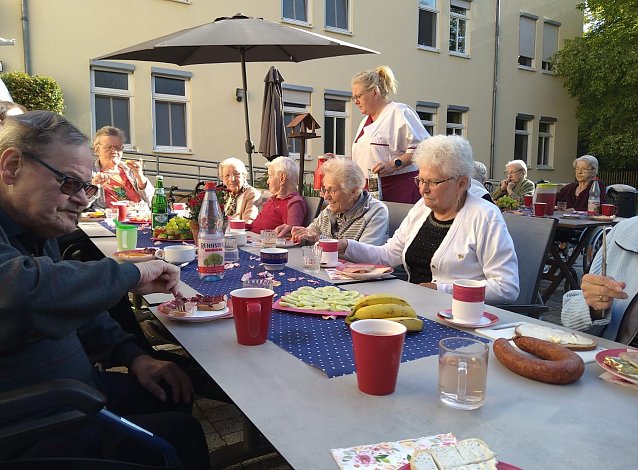Bild: Leckeres Fr&uuml;hst&uuml;ck im Freien - Pflegeheim Gr&uuml;ningen