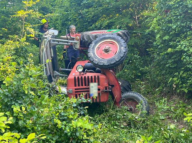 Bild: Verunfallter Traktor im Wald