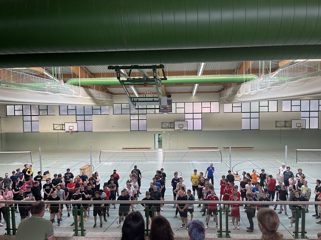 Bild: Aufstellung zum Volleyballturnier
