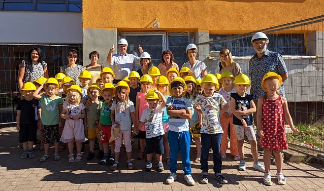 Bild: Die Kinder und Erzieherinnen der Kita Anne Frank besuchten ihre zuk&uuml;nftige neue Kita und wurden von B&uuml;rgermeister Steffen Grimm (hinten Mitte), und den Mitarbeitern der Stadtverwaltung Mareen Biedermann (3.v.re), Jaqueline Lange (5.v.re.) und Thomas K&uuml;hn (re.) empfangen und herumgef&uuml;hrt.