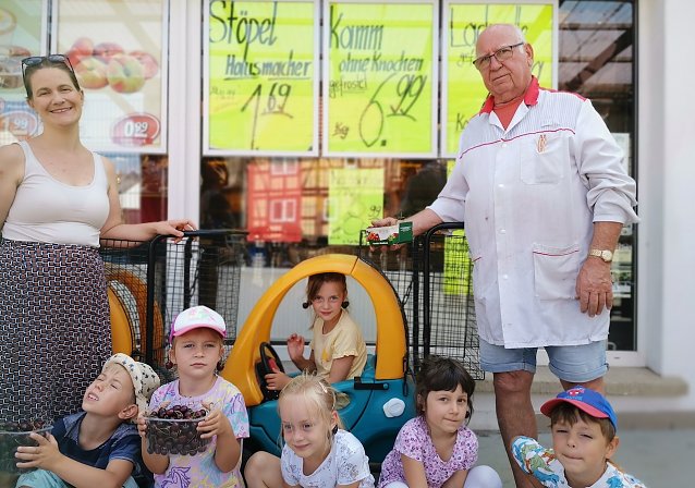 Bild: Herr Gr&auml;ser spendierte den Kindern aus der Kita Flohkiste leckere Kirschen