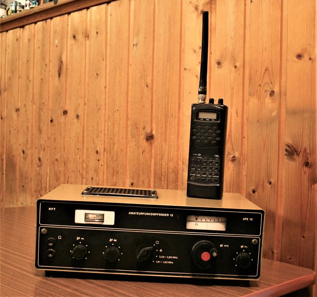Bild: Ein Kurzwellenempf&auml;nger AFE 12 f&uuml;r zwei Amateurb&auml;nder das 80m und 160m-Band und ein Handscanner f&uuml;r UKW 2m Band und 70cm Band.