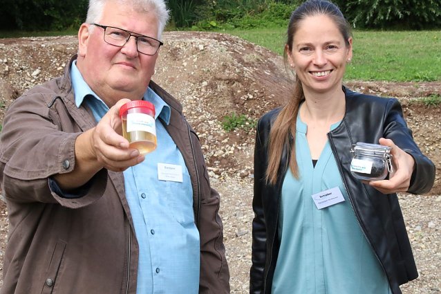 Bild: Am Bleicher&ouml;der Kl&auml;rwerk sehen Frank Biermann und Projektkoordinatorin Anja Schreiber dem Feldversuch mit Spannung entgegen