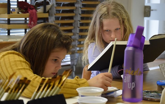 Bild: Frieda und Jette beim Malen in ihren Skizzenb&uuml;chern