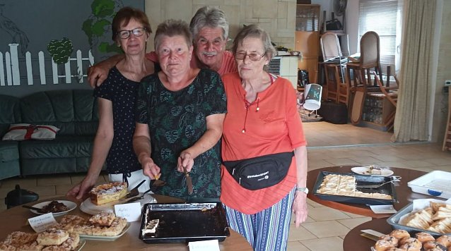 Bild: Helferinnen und Helfer an der Kuchentheke beim Sommerfest des Gartenvereins Gl&uuml;ckauf