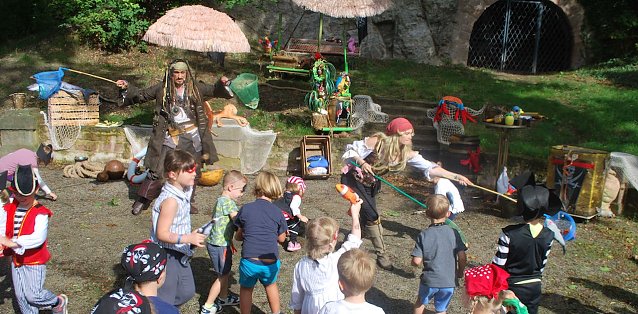 Bild: Kinder der Kindervilla Bad Frankenhausen bei einem Piratenspiel im Stadtpark