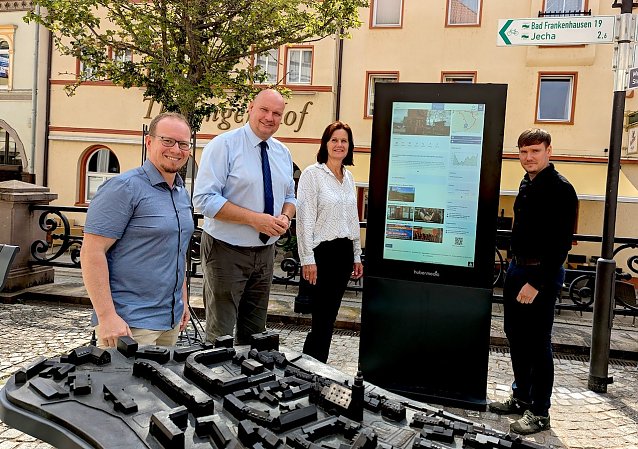 Bild: Die digitalen Infostelen wurden von Marcus Strunk (1.v.li); B&uuml;rgermeister Steffen Grimm (2.v.li.); Landr&auml;tin des Kyffh&auml;userkreises Antje Hochwind-Schneider (2.v.re.) und Alexander Strien (1. v.re.) vor der Stadtinformation eingeweiht.