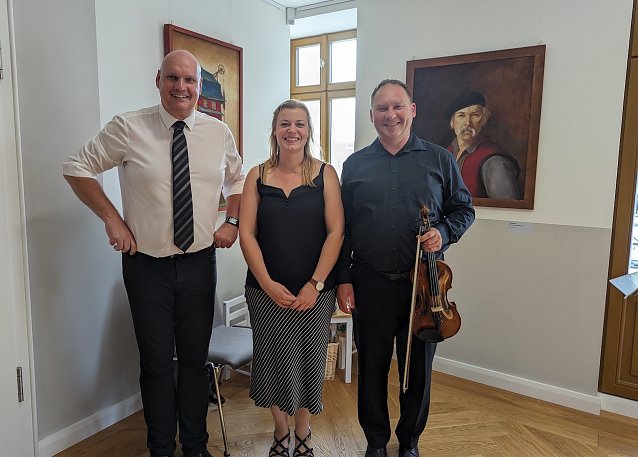 Bild: (li.) B&uuml;rgermeisterSteffen Grimm ; Schlossmuseumsdirektorin Dr. Carolin Sch&auml;fer (Mitte); Marek Adam Smentek (re.)