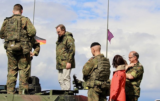 Bild: Ministerpr&auml;sident Bodo Ramelow zu Besuch beim Panzerbataillion 393 in der Kyffh&auml;user Kaserne