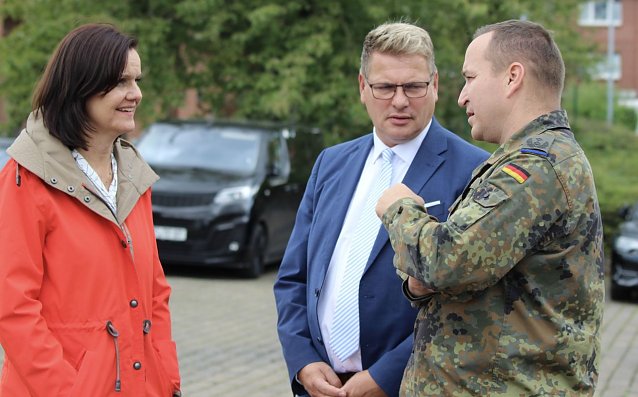 Bild: li. Landr&auml;tin Antje Hochwind-Schneider; B&uuml;rgermeister Matthias Strejc