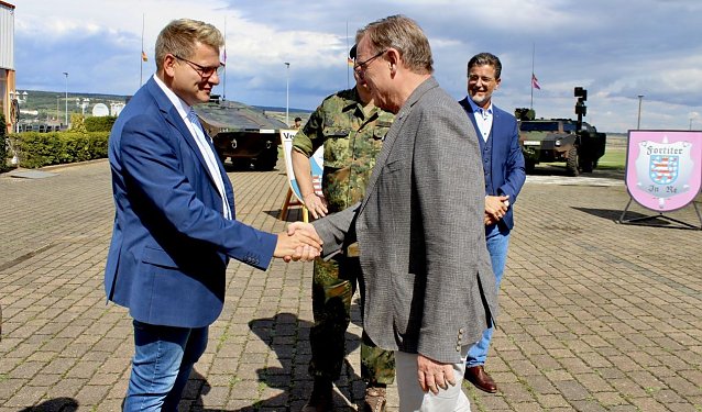 Bild: v.li. B&uuml;rgermeister der Stadt Bad Frankenhausen Matthias Strejc; Th&uuml;ringer Ministerpr&auml;sident Bodo Ramelow beim Besuch in Bad Frankenhausen