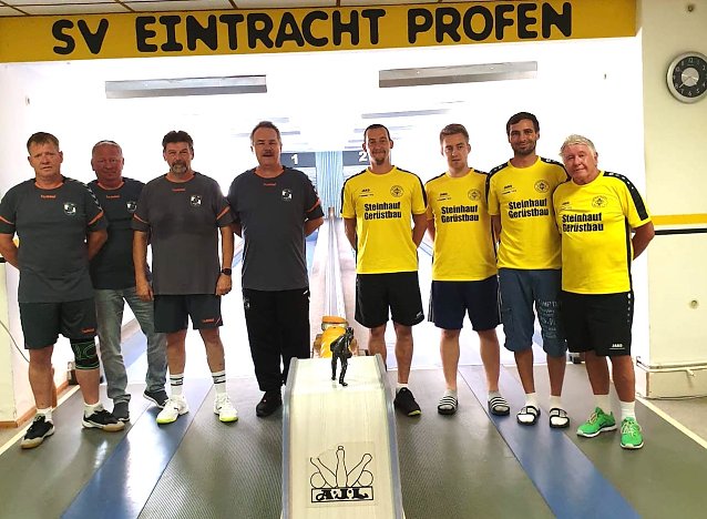 Bild: Beide Mannschaften v.l.n.r.: Ro&szlig;leben: Gensch, Steinbrecher, Arnold, Herzau; Profen: Derf, Kipping, Stahl, Gerhardt �